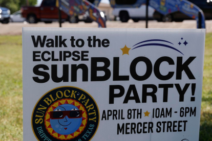 Una pancarta anuncia una "fiesta del eclipse solar".