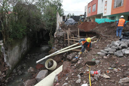 En el conjunto Las Palmas se coloca un colector con mayor capacidad. Además, se realiza el mejoramiento del suelo para evitar deslizamientos.