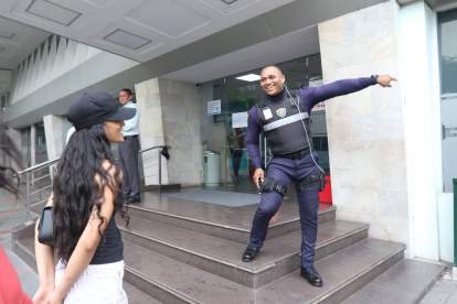 Hecho. Rojas además de captar la atención con su voz, es caracterizado por su amable trato a los ciudadanos.