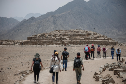 Turistas en la zona arqueológica donde se estudia la civilización Caral, en Lima, Perú.
