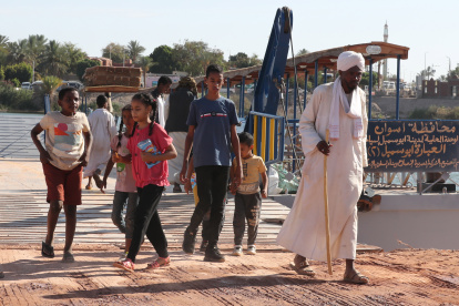 Los ciudadanos se trasladan de Sudan.