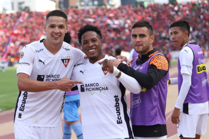 El ariete paraguayo Álex Arce (i) marcó el tanto del triunfo albo y ya lleva 8 goles en la LigaPro.