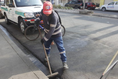 Este lunes, personal de aseo limpiaba las manchas de sangre tras el hecho