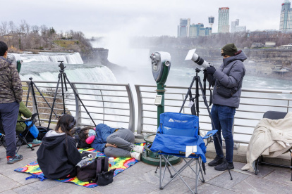 Personas esperando el eclipse solar total en Niagara Falls, New York,