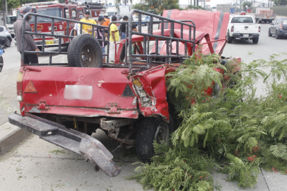 Los vehículos implicados quedaron junto al parterre de la avenida. Agentes de tránsito llegaron al sitio.