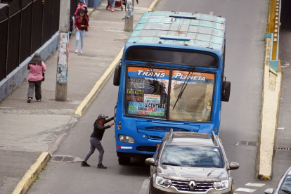 Los automotores que brinden el servicio de transporte público y comercial en el DMQ deberán aprobar la revisión vehicular solo en Quito.