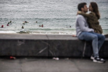 Ayuda a individuos sanos como y a quienes se encuentran en un entorno clínico