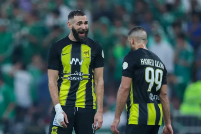 Benzema mientras festejaba el tanto con el que abrió la senda de la victoria (2-1) del Al Ittihad ante el Al Wehda.