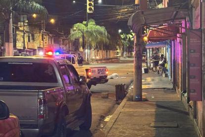 El cadáver del hombre asesinado en la ciudadela Abel Gilbert quedó tendido cerca de locales y carretas de comida.