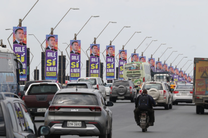 El Puente de la Unidad Nacional amaneció repleto de propaganda electoral a favor del "SÍ" en la Consulta Popular.