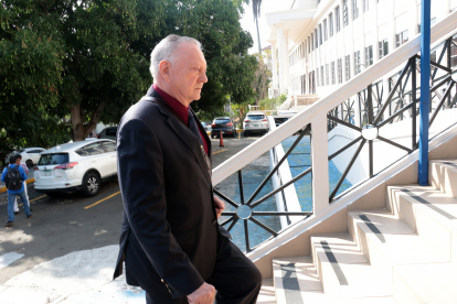 El abogado, Jürgen Mossack, llega a una audiencia este lunes 8 de abril de 2024 en Ciudad de Panamá (Panamá).