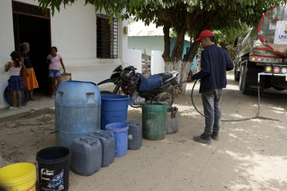 Gautaca. Un joven llena baldes con agua suministrada un carrotanque en un municipio del norte de Colombia.