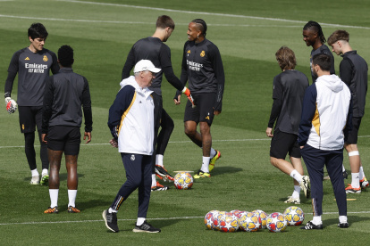 El entrenador del Real Madrid Carlo Ancelotti durante el entrenamiento del equipo este lunes 8 de abril en la Ciudad Deportiva de Valdebebas.