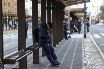 Una persona permanece en una parada de autobús en Buenos Aires (Argentina).