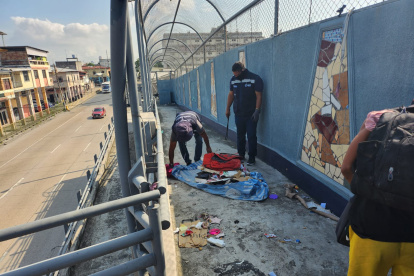 En el lugar se limpiaron las paredes y pisos, llenas de forma recurrente de basura, prendas de vestir y cartones.