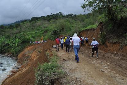Los puentes improvisados por los habitantes fueron destruidos por la fuerza del agua.