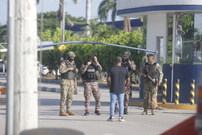Personal de las Fuerzas Armadas está resguardando el ingreso a la Base Naval Sur y las inmediaciones del hospital.