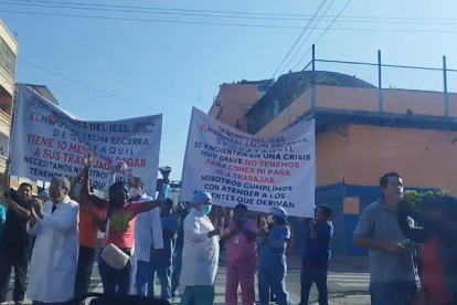 Este martes 9 de abril cerca de 50 personas reclamaron por sus sueldos