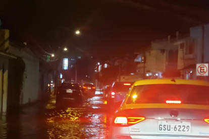 La noche del pasado 8 de abril, la avenida Rodrigo Chávez, en Urdesa, fue una de las afectadas por el aumento de la marea.