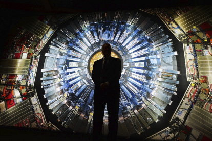El recién fallecido Peter Higgs posa en el Museo de Ciencias de Londres.