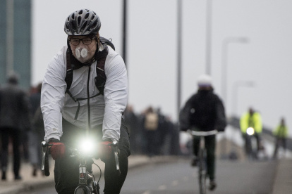 Un ciclista usa una mascarilla para protegerse de la contaminación ambiental en Londres