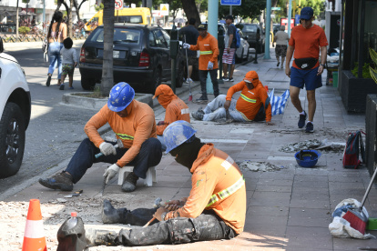 Varios trabajadores realizan los cambios en Urdesa