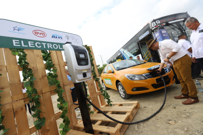 En Ecuador existen al menos 180 electrolineras. Esa sería la principal razón por el desencanto de los autos eleéctricos.