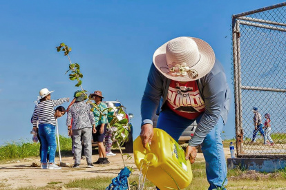 Proyecto. Los miembros del gremio y sus familias llegaron a El Tablazo para intentar ponerle algo de color y vida al espacio.