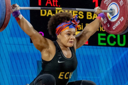 Neisi Dajomes durante su participación en el Mundial de Levantamiento de Pesas donde selló su clasificación a los Juegos Olímpicos París 2024.