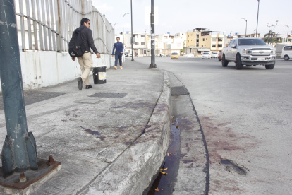 En el sitio aún se obseva la sangre de la víctima. La Policía llegó al sitio para recabar indicios y levantar el cadáver.