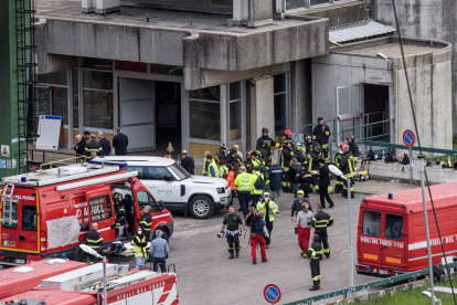 Los equipos de rescate en el lugar de la explosión ocurrida en una central hidroeléctrica en el embalse del lago Suviana, cerca de Bolonia, Italia.