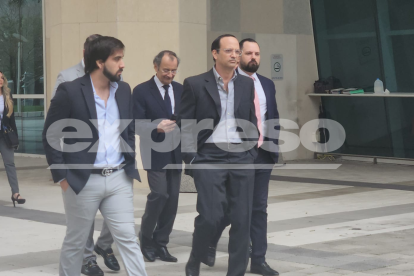 Carlos Pólit llegando junto a su defensa y familia.