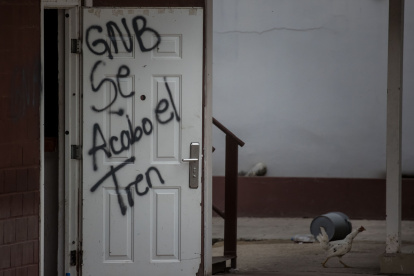 Fotografía de archivo que muestra una puerta rayada en el centro penitenciario de Tocorón (Venezuela).