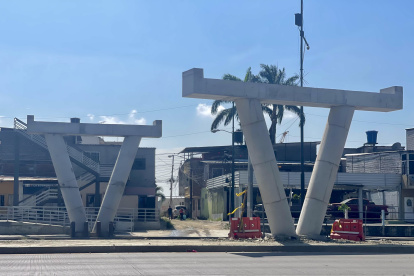 Puente ubicado en Brisas del Norte. Cuenta con los pilares, pero no con el camino para los usuarios.