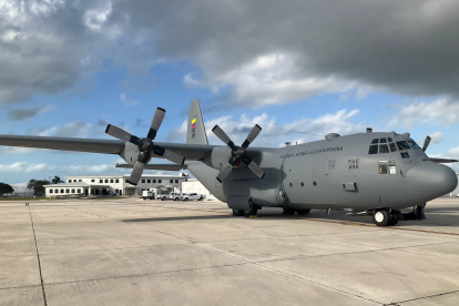 Tiene capacidad para transportar 92 pasajeros, 64 paracaidistas, 72 litros para ambulancia, 20 toneladas de carga y vuela hasta ocho horas continuas.