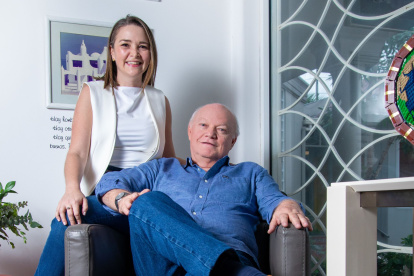Vicente Negrete Alvear, gerente técnico de proyectos, junto a su hija Karla Negrete León, máster en Diseño de Interiores.