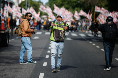 Un hombre participa en una manifestación contra el presidente de Argentina Javier Milei en la Avenida 9 de Julio este miércoles, en Buenos Aires (Argentina).