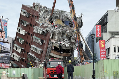 Un gigantesco brazo metálico destroza la parte superior del edificio Urano. Una semana después, este municipio de poco más de 100.000 habitantes intenta pasar página del sismo más fuerte en los últimos 25 años.