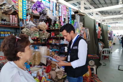 Control.- Un delegado de ARCSA  inspecciona locales en un mercado de Guayaquil.