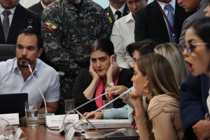 Estridencia. De derecha a izquierda: Viviana Veloz vocifera cualquier cosa; Mónica Palencia se tapa los oídos; Johathan Parra mantiene la calma.