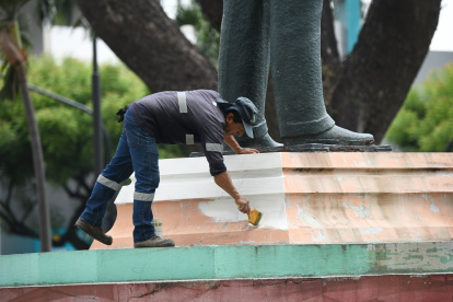 La base del monumento a Víctor Emilio Estrada fue pintada.