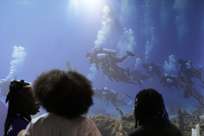 Varios visitantes en uno de los stands durante la segunda jornada de la Conferencia del Decenio de los Océanos de la Unesco en Barcelona.