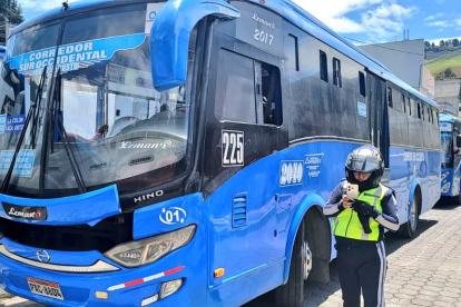Agentes de tránsito realizan los controles de alcotest.