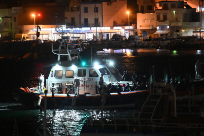 Un barco de la Guardia Costera italiana que transporta a la isla de Lampedusa, sur de Italia, migrantes rescatos del mar.