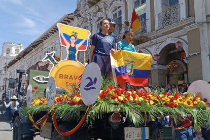 Una coreografía deportiva rindió homenaje a los logros de Elizabeth Bravo, quién acompaño a la unidad Educativa Nuestra Familia durante el desfile.