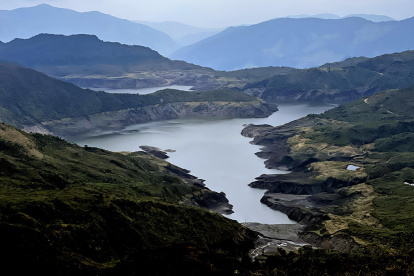 Fotografía cedida por el Acueducto de Bogotá, que muestra el estado actual del embalse de Chuza en Fómeque, Cundinamarca (Colombia).