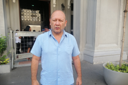 Líder.- El presidente de la  Federación Nacional de Transporte pesado del Ecuador (Fenatrape) al pie del Municipio de Guayaquil.