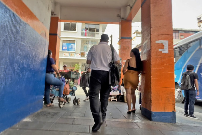 1. Afectados. Las trabajadoras sexuales están entre los comerciantes, clientes y hasta estudiantes. Las afectaciones para algunos son evidentes.