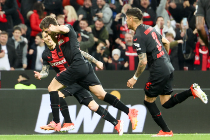 Leverkusen (Germany), 04/11/2024.- Leverkusen"s Jonas Hofmann (2nd-L) celebrates scoring the 1-0 lead during the UEFA Europa League quarter-finals, 1st leg soccer match between Bayer 04 Leverkusen and West Ham United FC, in Leverkusen, Germany, 11 April 2024. (Germany) EFE/EPA/CHRISTOPHER NEUNDORF