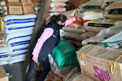 Control.- La inspección que reailza un delegado de Arcsa en el mercado de transferencia de Quito.